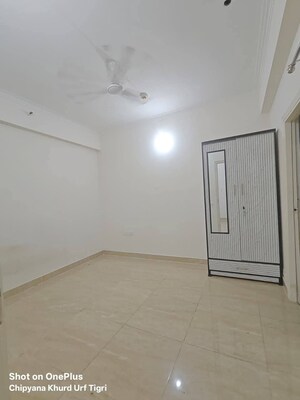 Room in 3 BHK Apartment at Amrapali Golf Homes, Sector 4 Greater Noida – for Sale