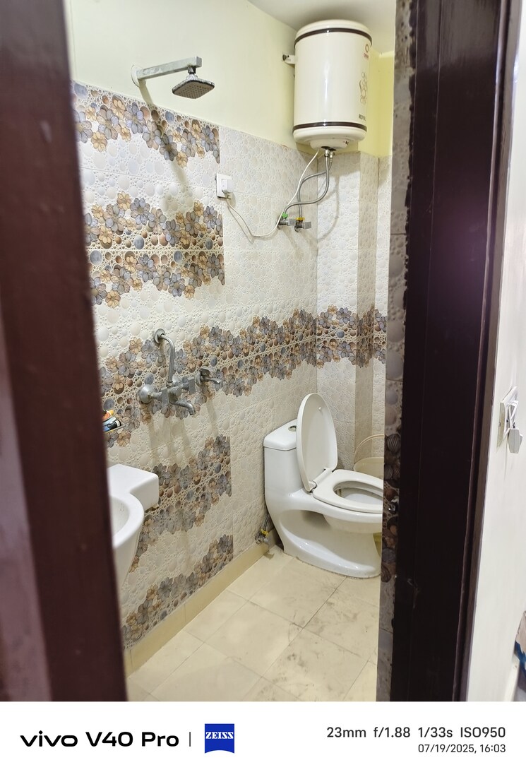 Bathroom, laxmi nagar 3.5 Bedroom 90 Sq.Yd. Builder Floor In Laxmi Nagar Delhi 9081588