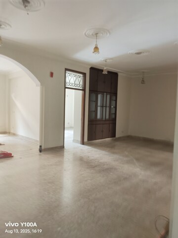 Room in 4 BHK Apartment at Sarita Vihar Pocket-C RWA, Sarita Vihar – for Rent