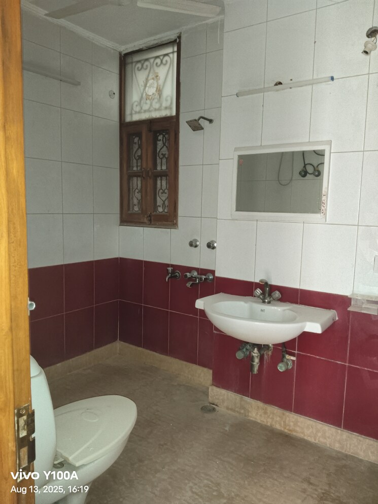 Bathroom, sarita-vihar-pocket-c-rwa 4 Bedroom 2000 Sq.Ft. Apartment In Sarita Vihar Delhi 9081686