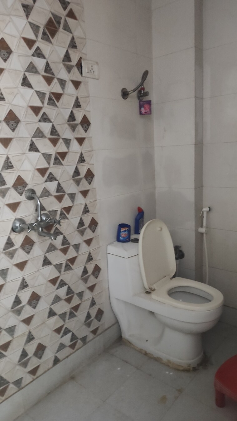 Bathroom, gadaipur 3 Bedroom 1200 Sq.Ft. Builder Floor In Gadaipur Delhi 9081812