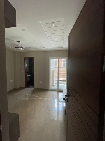 Room in 3 BHK Builder Floor at Janakpuri – for Rent