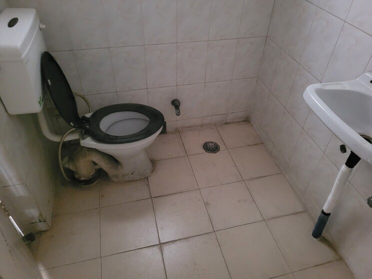 Bathroom, novelty-classic 3 Bedroom 1450 Sq.Ft. Apartment In Senapati Bapat Road Pune 9081885