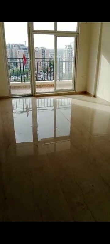 Room in 3 BHK Apartment at Omaxe The Palace, Gomti Nagar – for Rent