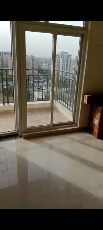 Room in 3 BHK Apartment at Omaxe The Palace, Gomti Nagar – for Rent