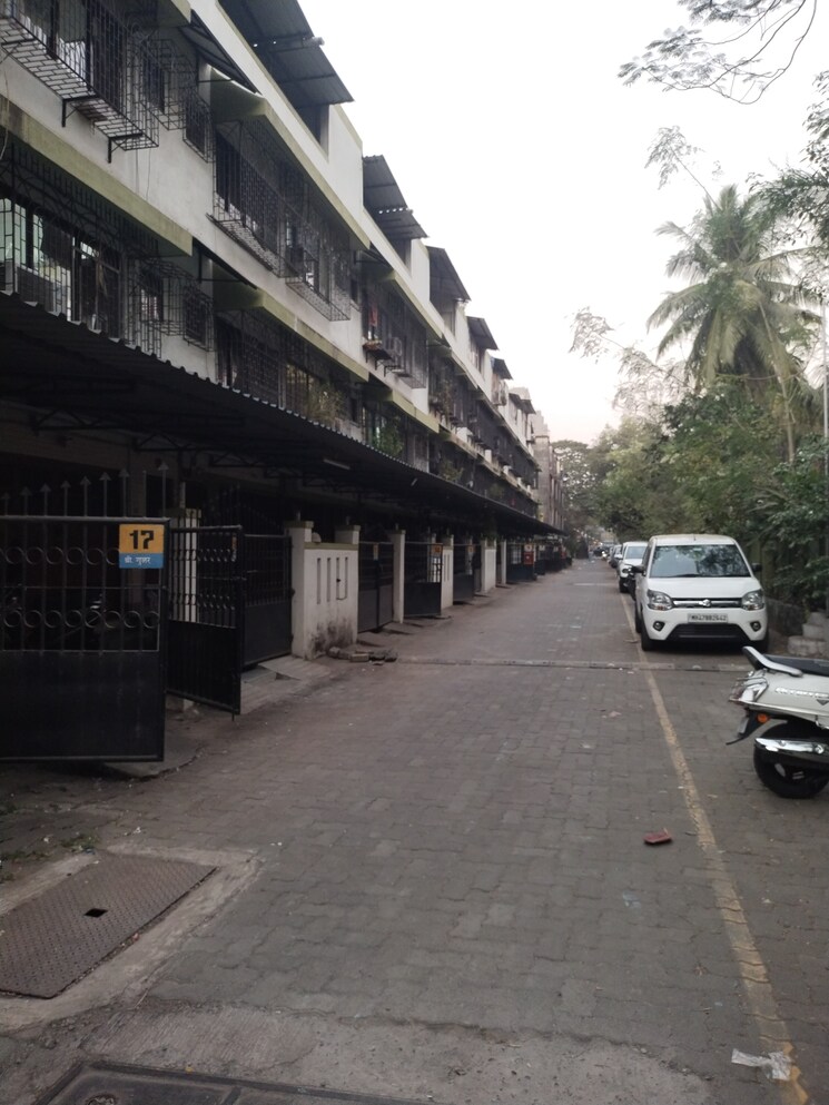  Parking, srushti-garden Commercial Office Space 300 Sq.Ft. In Kurla Mumbai 9081967