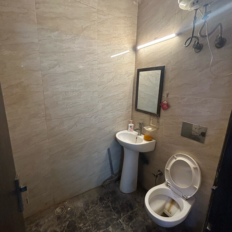 Bathroom, lajpat nagar i 1 Bedroom 450 Sq.Ft. Builder Floor In Lajpat Nagar I Delhi 9081978