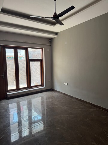 Room in 4 BHK Independent House at Sector 116 – for Rent