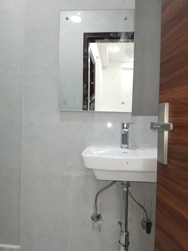 Bathroom, khirki extension 2 Bedroom 900 Sq.Ft. Apartment In Khirki Extension Delhi 9082030