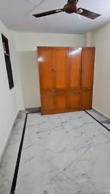 Furnished Amenities in 2.5 BHK Builder Floor at Mayur Vihar Phase 1 – for Rent