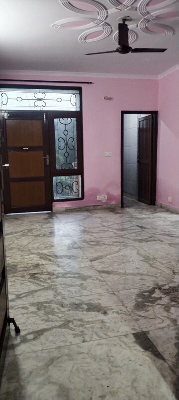 Room in 2 BHK Builder Floor at Mayur Vihar Phase 1 – for Rent