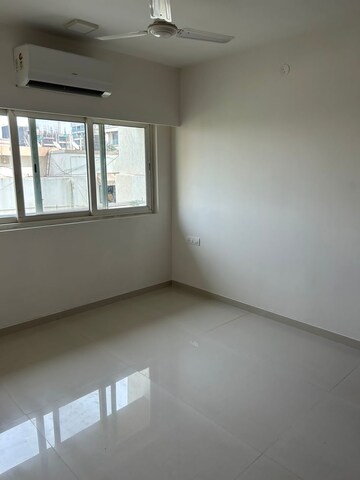 Room in 3 BHK Apartment at Sea Garden View, Santacruz West – for Sale