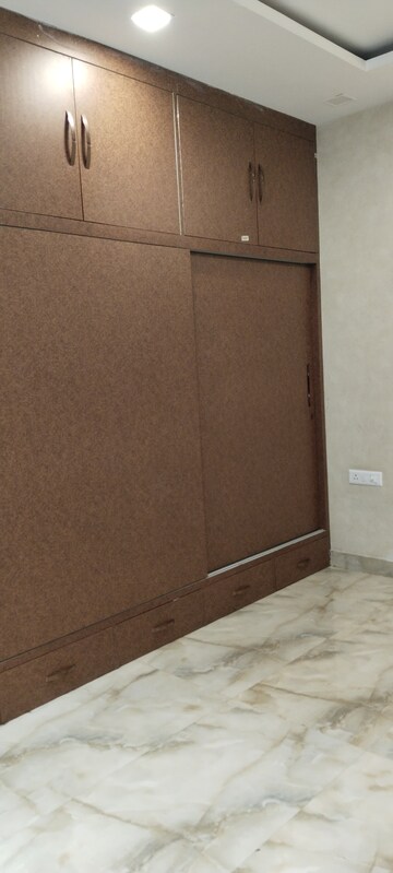 Room in 3.5 BHK Builder Floor at Kavi Nagar Block H – for Rent