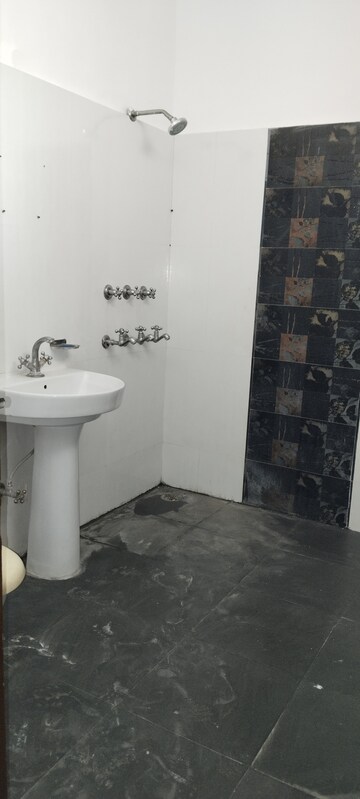 Bathroom in 3.5 BHK Builder Floor at Kavi Nagar Block G – for Rent