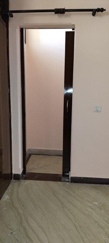Room in 3.5 BHK Builder Floor at Kavi Nagar Block G – for Rent