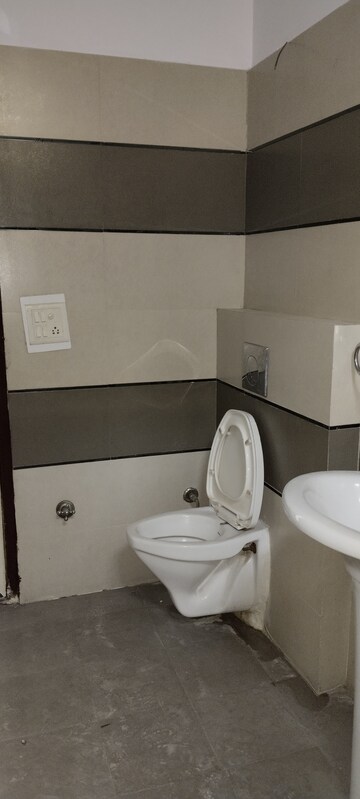 Bathroom in 3.5 BHK Builder Floor at Kavi Nagar Block G – for Rent