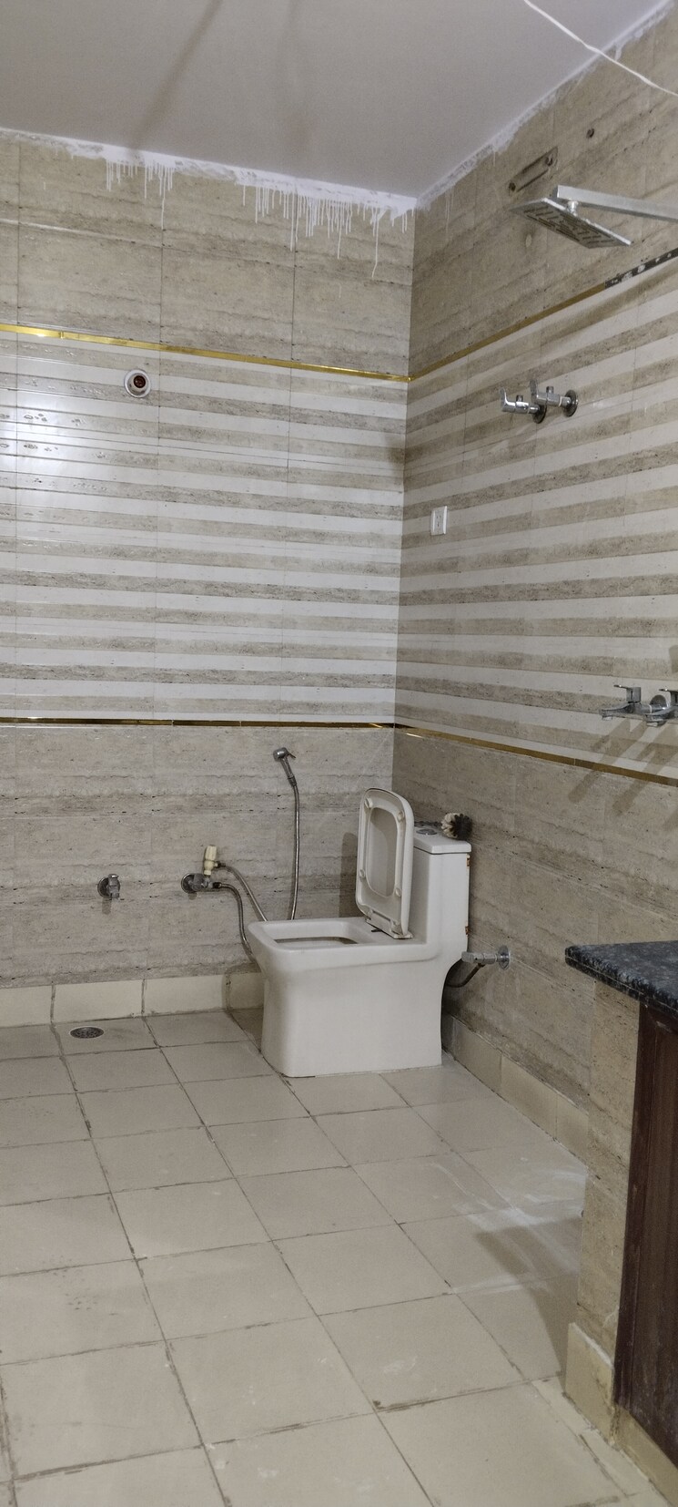 Bathroom, a block shastri nagar 3.5 Bedroom 3000 Sq.Ft. Builder Floor In A Block Shastri Nagar Ghaziabad 9082125