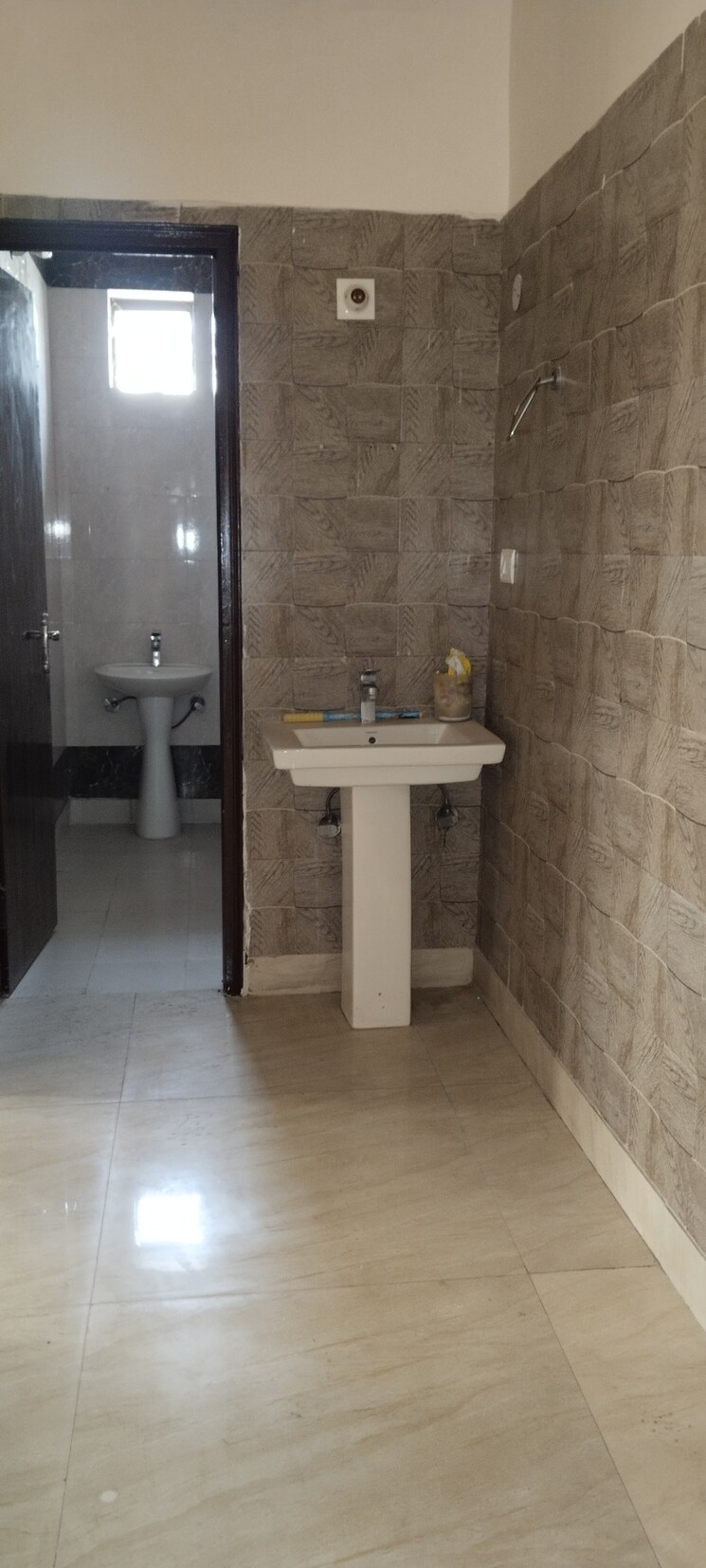 Bathroom, a block shastri nagar 3.5 Bedroom 3000 Sq.Ft. Builder Floor In A Block Shastri Nagar Ghaziabad 9082125