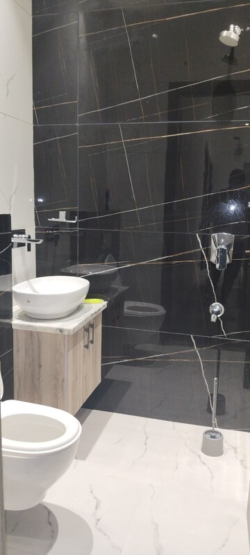 Bathroom in 2.5 BHK Builder Floor at Kavi Nagar Block H – for Rent