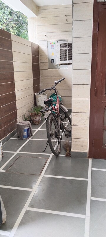 Parking in 2.5 BHK Builder Floor at G Block Shastri Nagar – for Rent