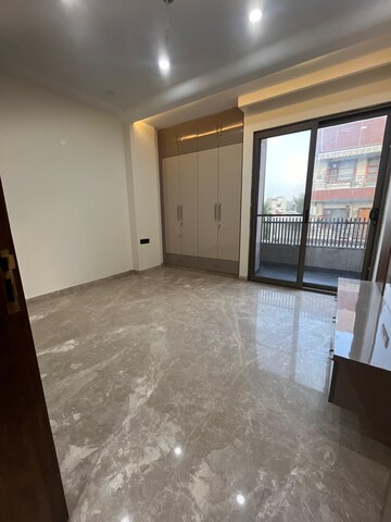 Room in 3 BHK Apartment at Sunder Apartment, Paschim Vihar – for Rent