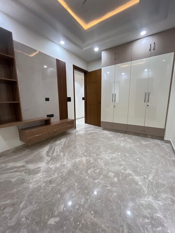 Room in 3 BHK Apartment at Sunder Apartment, Paschim Vihar – for Rent