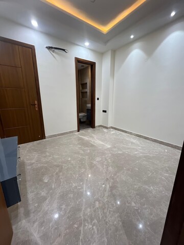 Room in 2.5 BHK Apartment at Navbharat Apartments, Paschim Vihar – for Rent