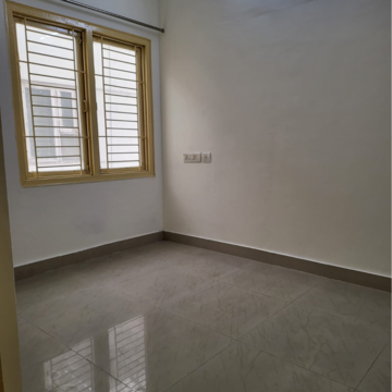 Room in 3.5 BHK Apartment at Greenwood Apartment, Viram Khand – for Rent