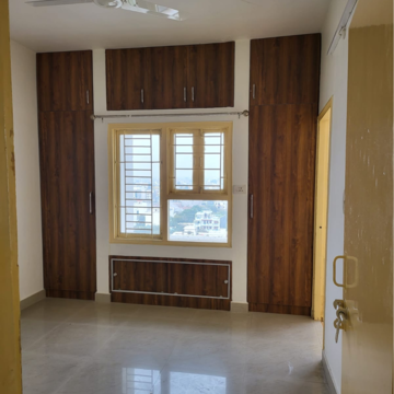 Room in 3.5 BHK Apartment at Greenwood Apartment, Viram Khand – for Rent