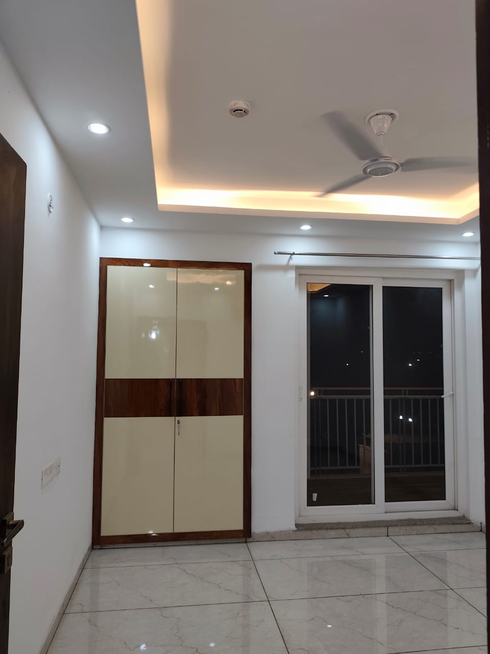 3.5 BHK + Servant Room Apartment For Rent in Omaxe Waterscapes