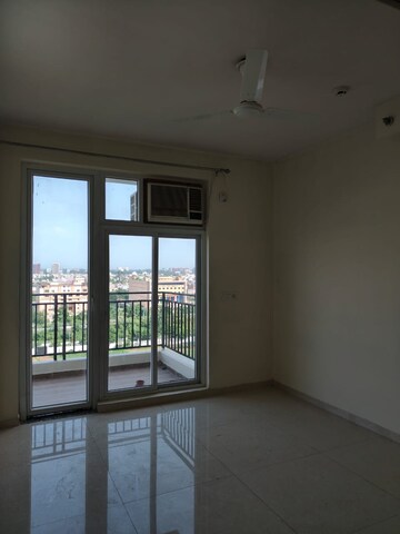 Room in 3 BHK Apartment at Omaxe The Palace, Gomti Nagar – for Rent
