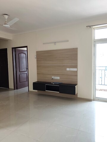 Room in 3 BHK Apartment at Omaxe The Palace, Gomti Nagar – for Rent