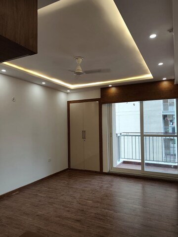 Room in 3 BHK Apartment at Omaxe The Palace, Gomti Nagar – for Rent