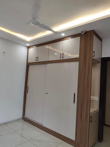 Room in 3 BHK Apartment at Omaxe The Palace, Gomti Nagar – for Rent