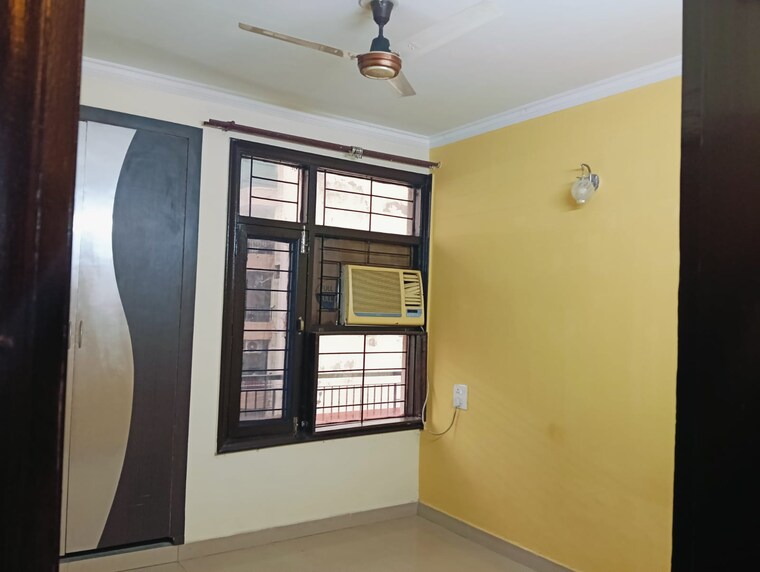 Room, ambala highway 3 Bedroom 200 Sq.Yd. Apartment In Ambala Highway Zirakpur 9082281