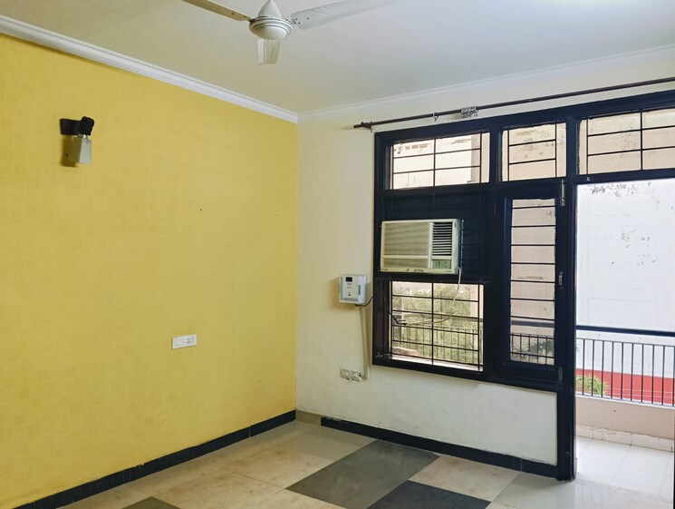 Room, ambala highway 3 Bedroom 200 Sq.Yd. Apartment In Ambala Highway Zirakpur 9082281