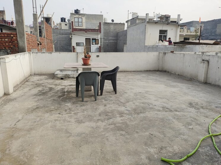  Parking, crossing-republik 2.5 Bedroom 100 Sq.Ft. Independent House In Crossing Republic Ghaziabad 9082360