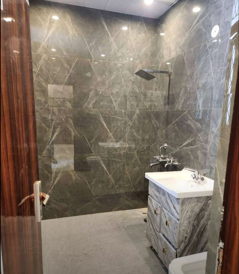 Bathroom, sector 16b 3 Bedroom 1700 Sq.Ft. Builder Floor In Sector 16b Noida 9082361