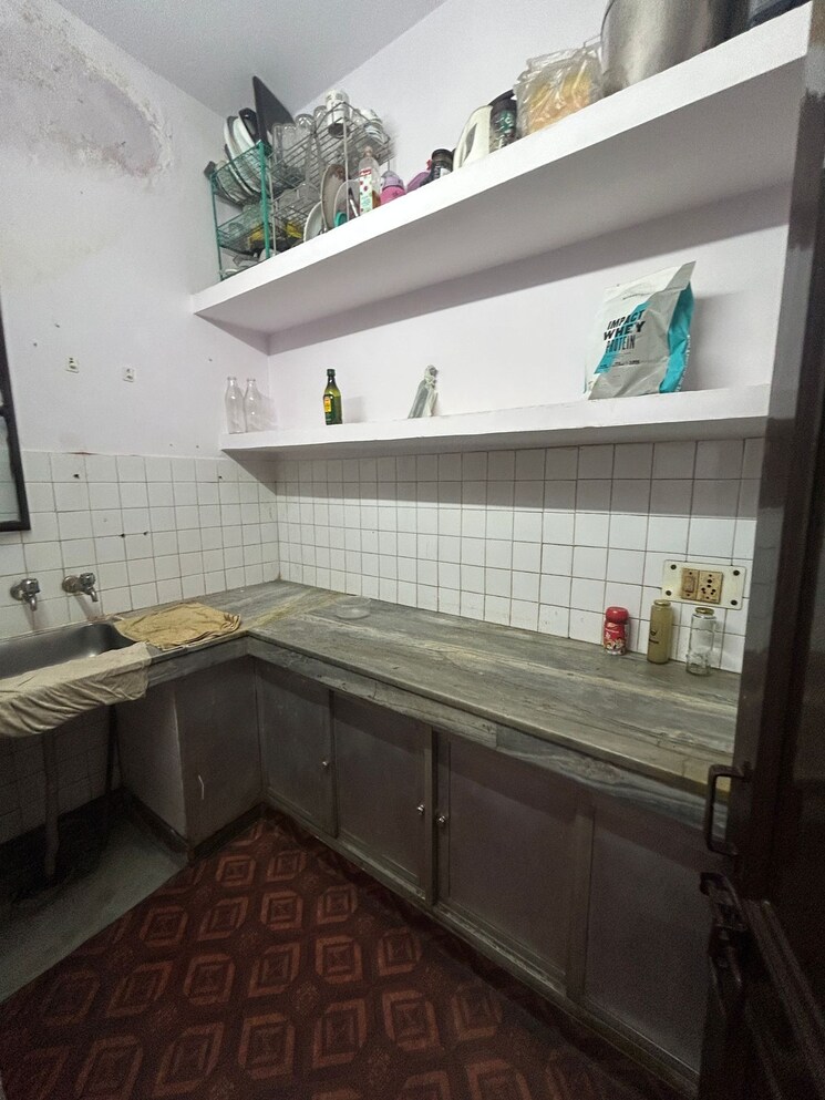 Kitchen, veera-safdarjung-enclave 1 Bedroom 850 Sq.Ft. Builder Floor In Safdarjung Enclave Delhi 9082578