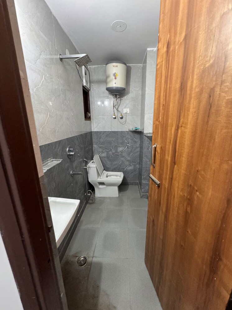 Bathroom, freedom fighters enclave 1 Bedroom 450 Sq.Ft. Builder Floor In Freedom Fighters Enclave Delhi 9082637