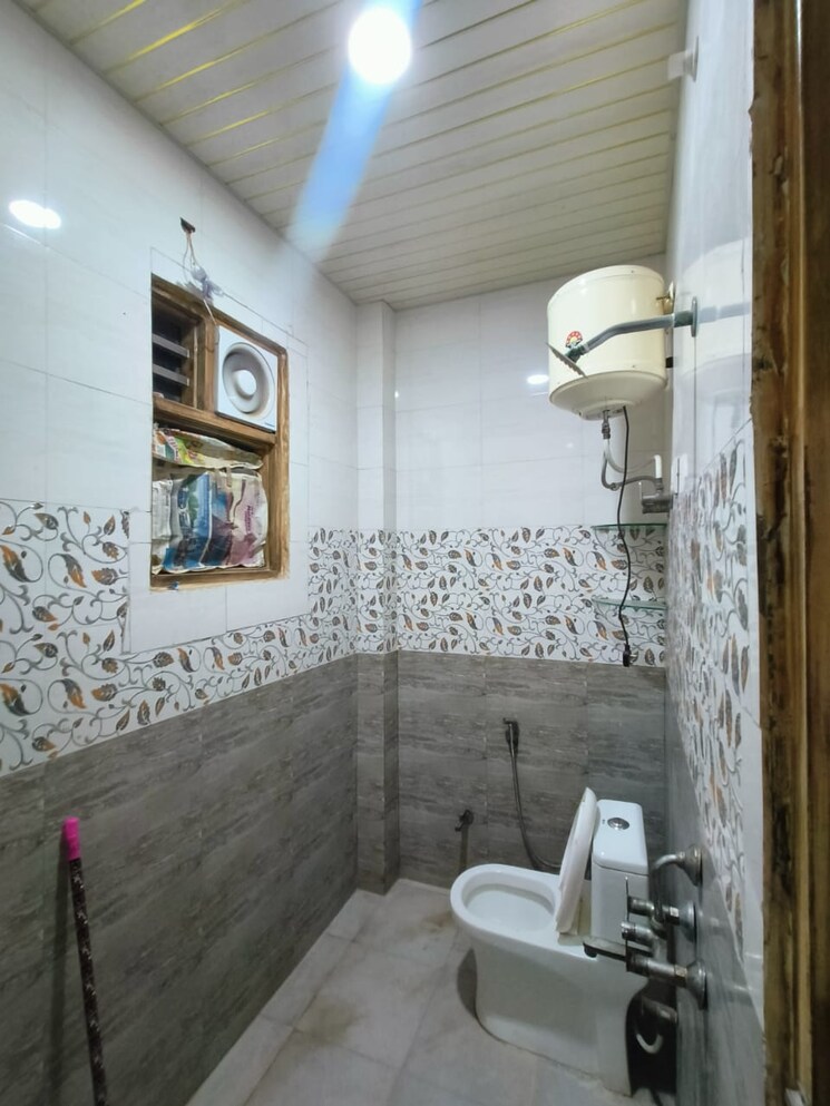 Bathroom, freedom fighters enclave Studio 350 Sq.Ft. Builder Floor In Freedom Fighters Enclave Delhi 9082670