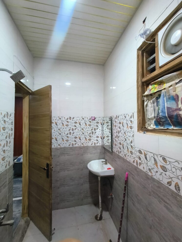 Bathroom, freedom fighters enclave Studio 350 Sq.Ft. Builder Floor In Freedom Fighters Enclave Delhi 9082670