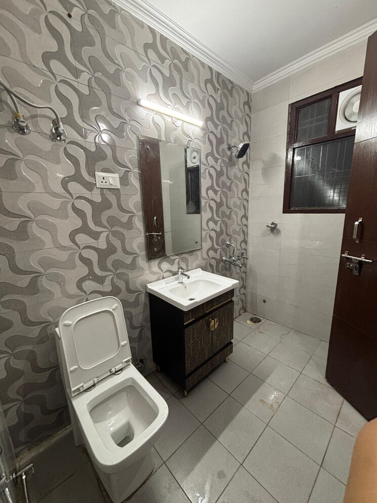 Bathroom, green fields colony 3 Bedroom 1400 Sq.Ft. Builder Floor In Green Fields Colony Faridabad 9082806