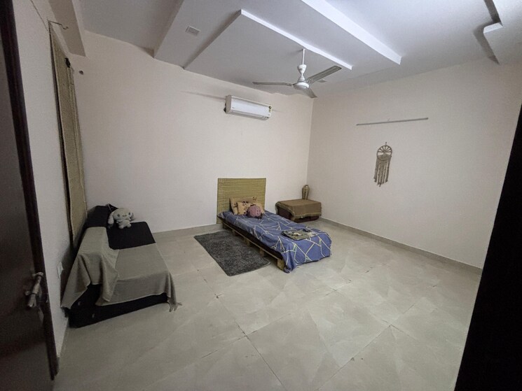 Room, green fields colony 3 Bedroom 1400 Sq.Ft. Builder Floor In Green Fields Colony Faridabad 9082806