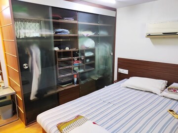 Room in 2.5 BHK Apartment at Kach karkhana CHS, Dadar East – for Rent