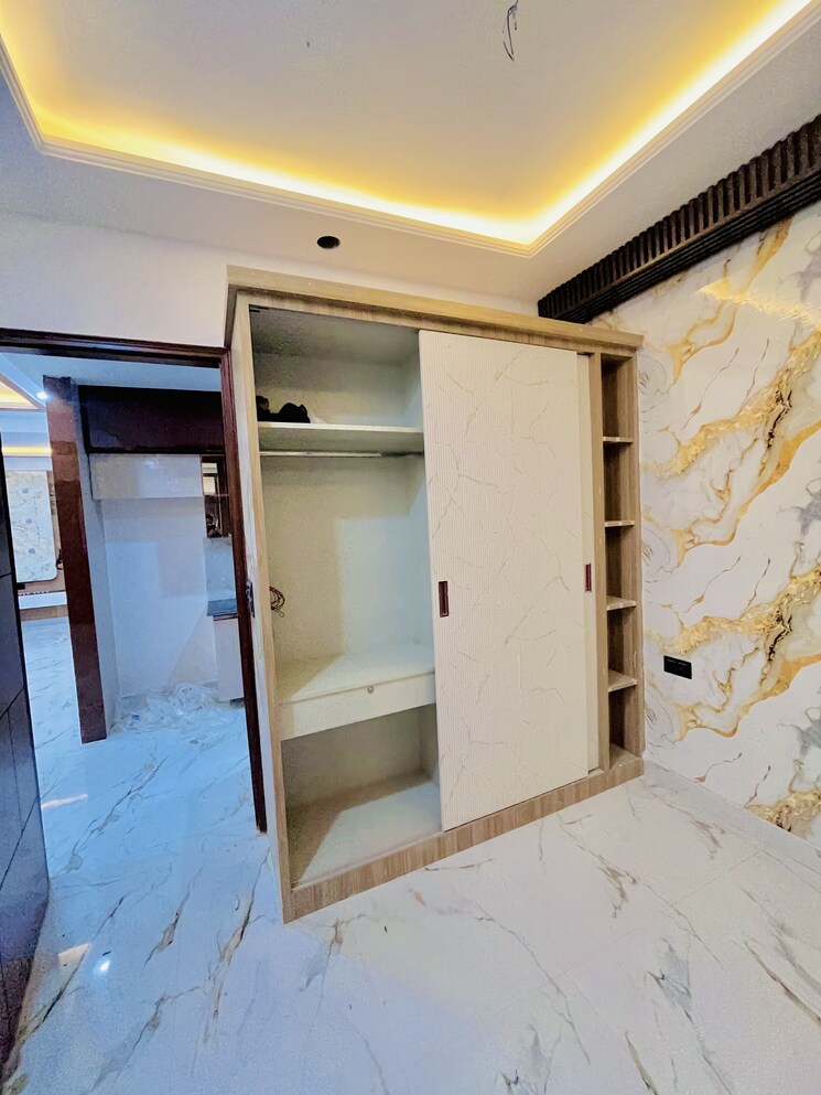 Room, sector 73 3 Bedroom 1450 Sq.Ft. Builder Floor In Sector 73 Noida 9082852