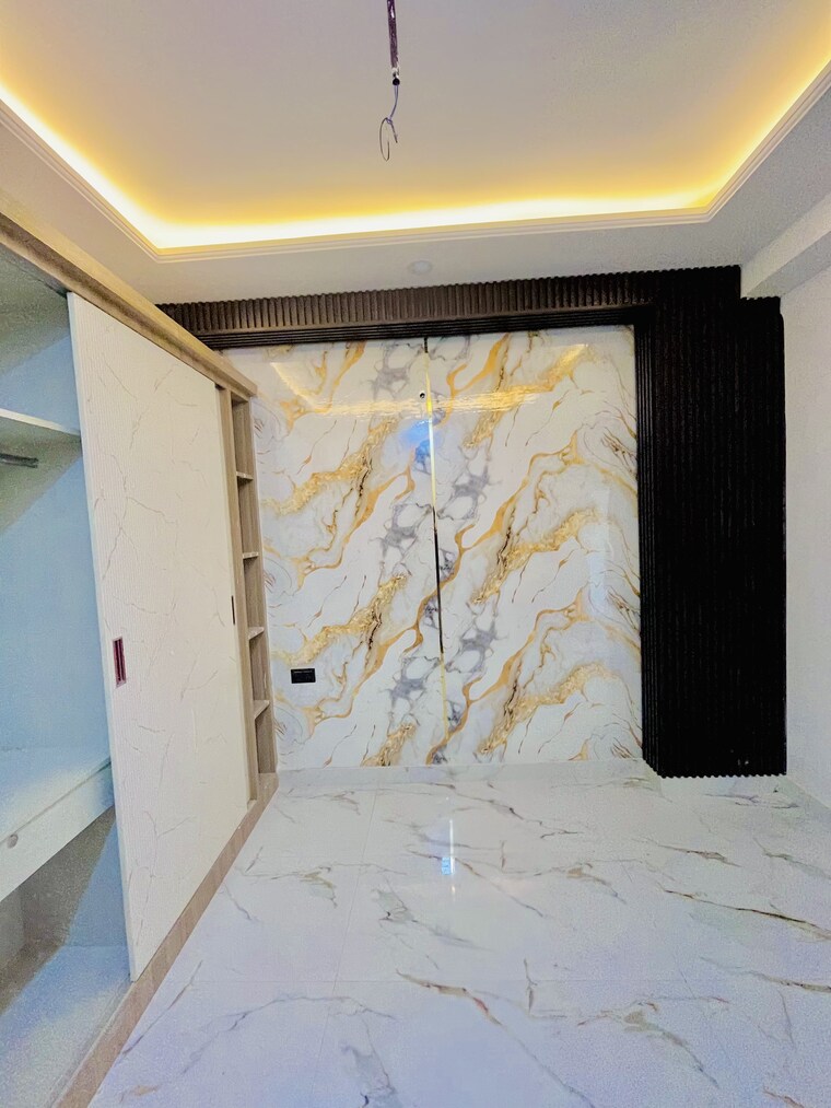 Room, sector 73 3 Bedroom 1450 Sq.Ft. Builder Floor In Sector 73 Noida 9082852