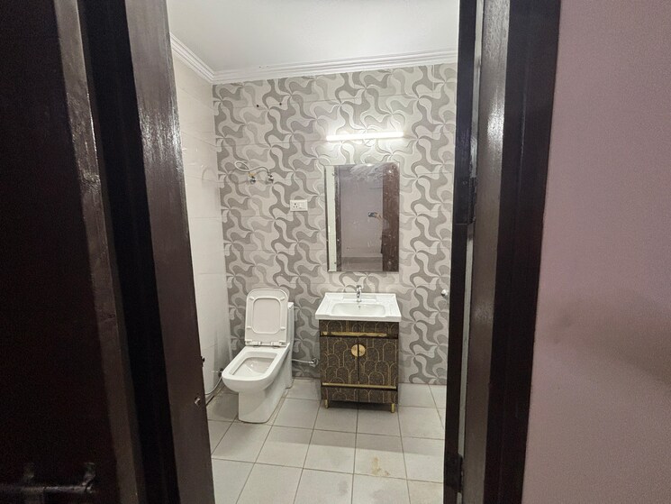 Bathroom, green fields colony 4 Bedroom 1900 Sq.Ft. Builder Floor In Green Fields Colony Faridabad 9082864