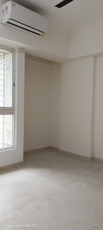 Room in 3 BHK Apartment at Lodha Amara, Kolshet Road – for Rent