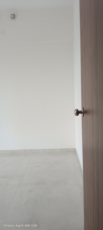 Room in 3 BHK Apartment at Lodha Amara, Kolshet Road – for Rent